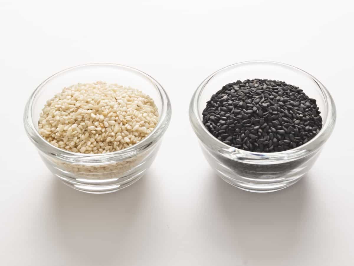 black sesame seeds vs white