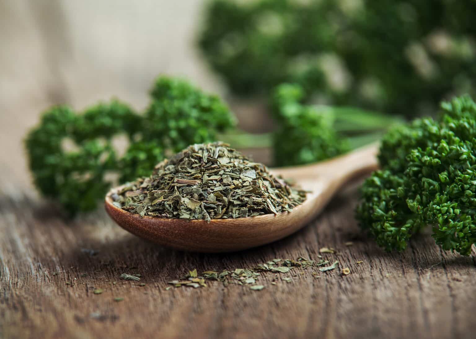 How to dry parsley for the best flavor